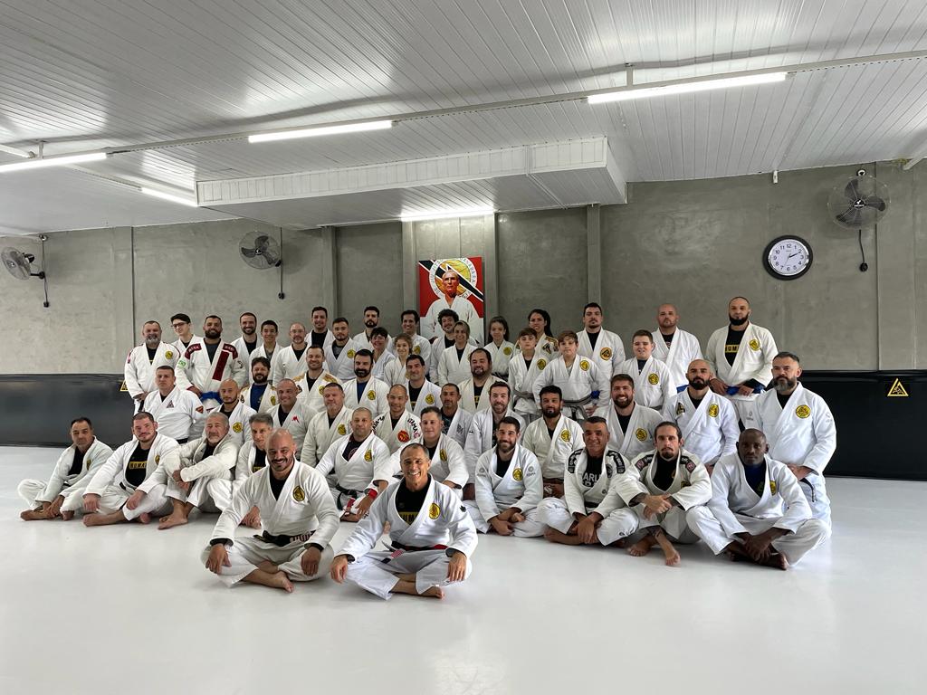 Mestre Nilson Liboni com alunos e professores no tatame