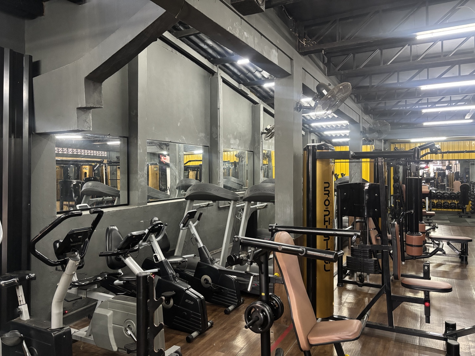 Área interna de musculação da Liboni Gym
