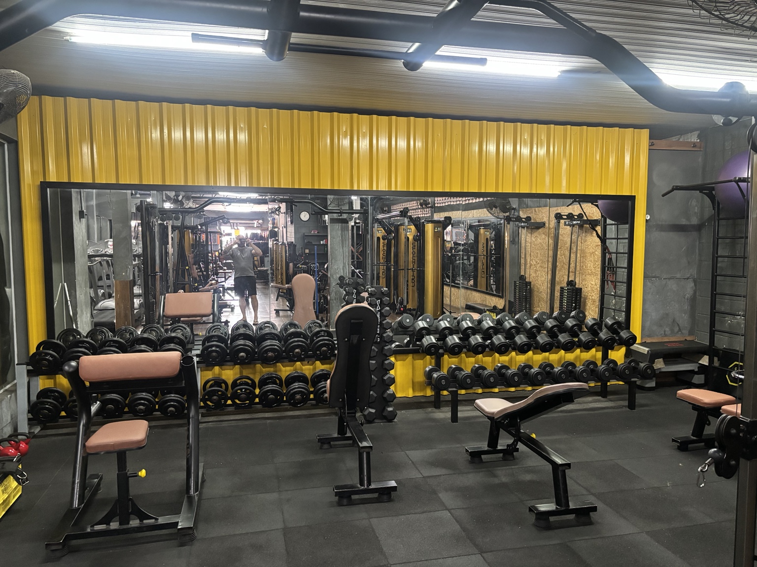 Área de pesos livres da Liboni Gym